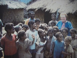 Leininger bersama sekelompok anak Gadsup dalam perjalanan pulang ke Papua Nugini mungkin pada tahun 1990.