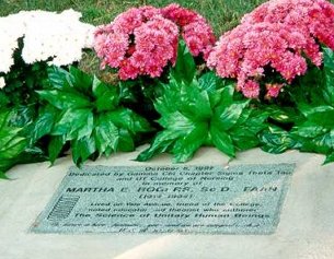 Memorial ditempatkan di trotoar dekat rumah masa kecilnya di Knoxville oleh Gamma Chi, Sigma Theta Tau, Internasional.  Foto oleh Martha Alligood