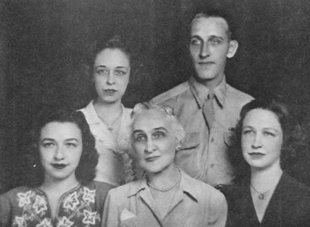 Keluarga Rogers, sekitar tahun 1945. Jane L. Coleman, Martha E. Rogers, Lucy K. Rogers, (Ibu) Keener (Adik), Laura B. Whihte (saudara perempuan) melalui EAM Barrett & VM Malinski, 1994