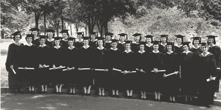 Kelas Keperawatan Universitas Vanderbilt 1942 dengan Dorothy Johnson di baris belakang kedua dari kiri.